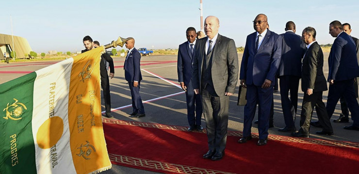 ممثلا لرئيس الجمهورية، الوزير الأول يصل إلى نيامي للمشاركة في القمة الاستثنائية 17 للاتحاد الإفريقي