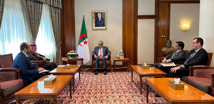 الوزير الأول يستقبل سفير المملكة العربية السعودية بالجزائر